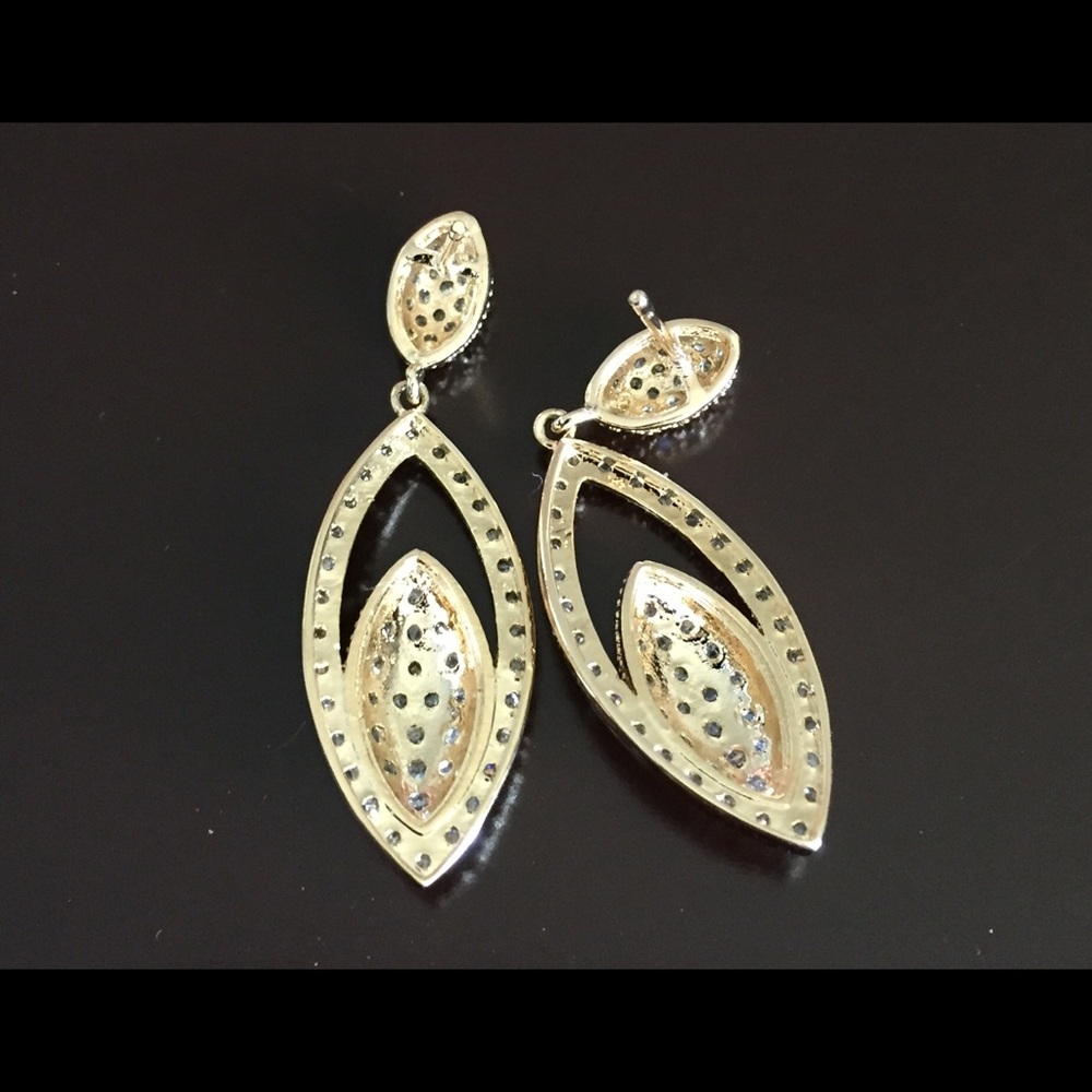 Earrings. - Picture 2 of 2